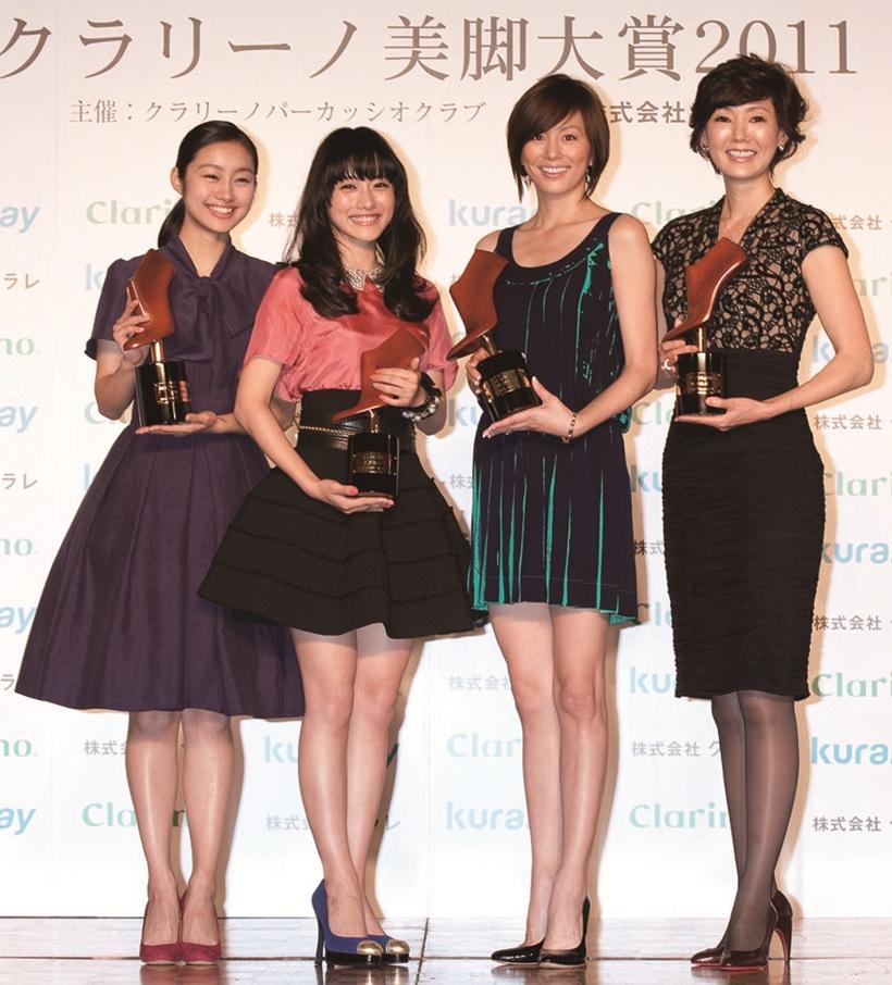 米倉涼子在2011年贏得30代美腿大賞。身旁是當年20代的石原里美,右邊是40代的豐田真帆,左邊是teen代表忽那汐里。