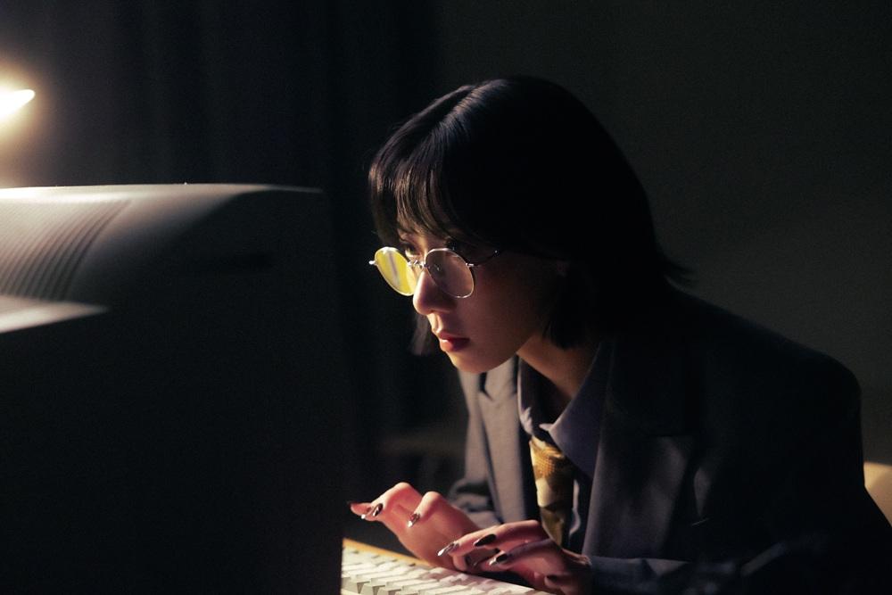 泳兒新歌講打針抗老 MV慘被喪屍追殺