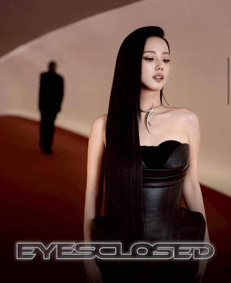 Jisoo最先發布與神秘剪影的照片。