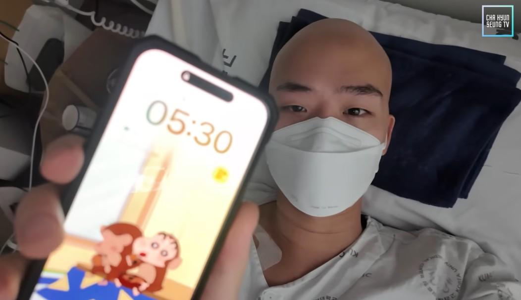 車炫承YouTube拍片公開住院每日情況,早上5點半起身。