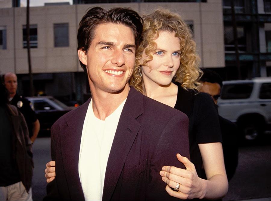 本身已婚的湯告魯斯,在1990年與妮歌拍攝電影《雷霆壯志》後戀上。阿湯與老婆離婚,1990年平安夜與妮歌結婚,2001年離婚。