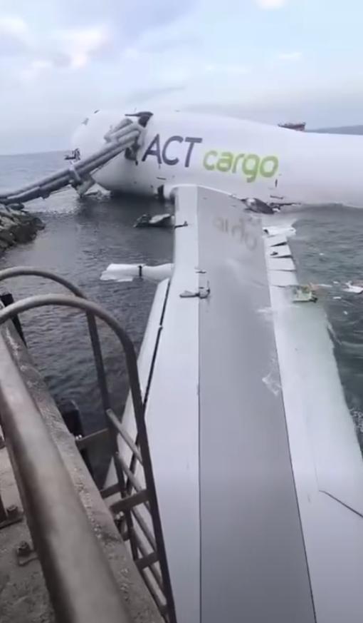 香港國際機場發生致命航空事故。(fb「車cam L(香港群組)」圖片)