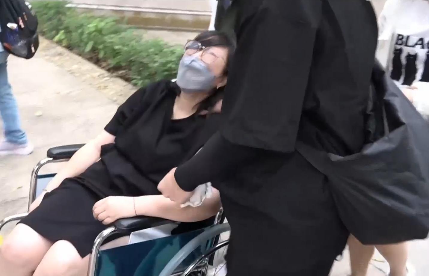 香港國際機場發生嚴重航空事故,家屬認屍痛哭。(有線電視新聞截圖)