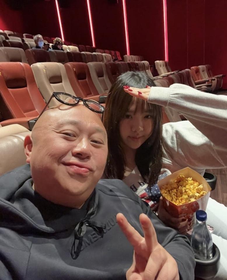 Faye與爸爸感情好好。