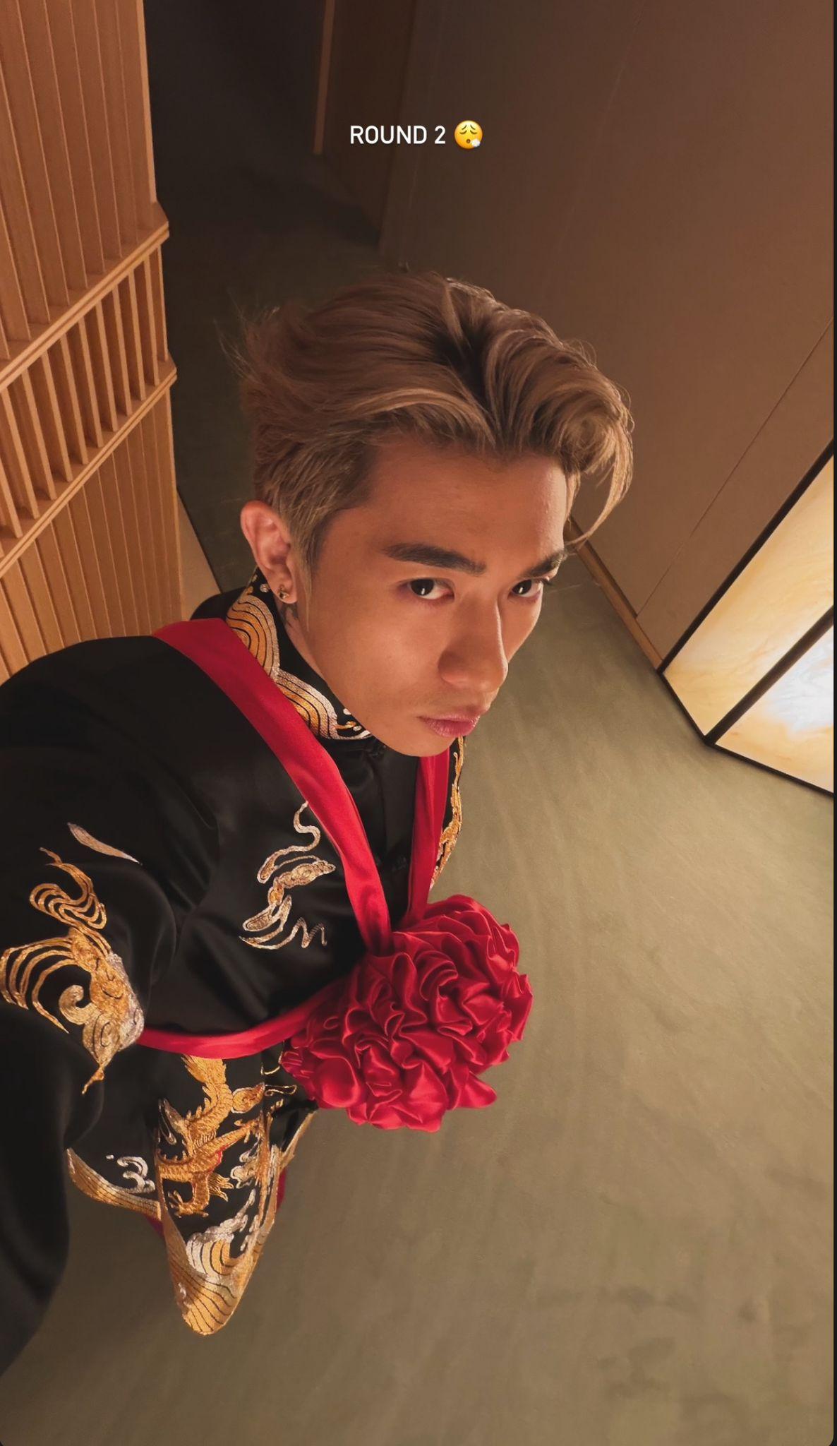 Tyson Yoshi穿上中式禮服自拍。