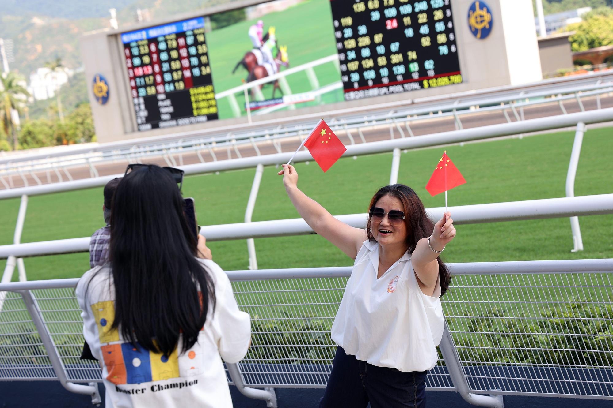 國慶賽馬日錄得1.3萬名旅客入場。(賽馬會提供)