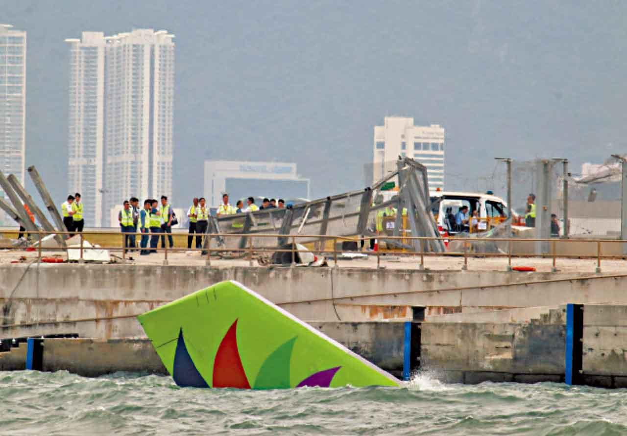 貨機機身中尾段浸在水裡。