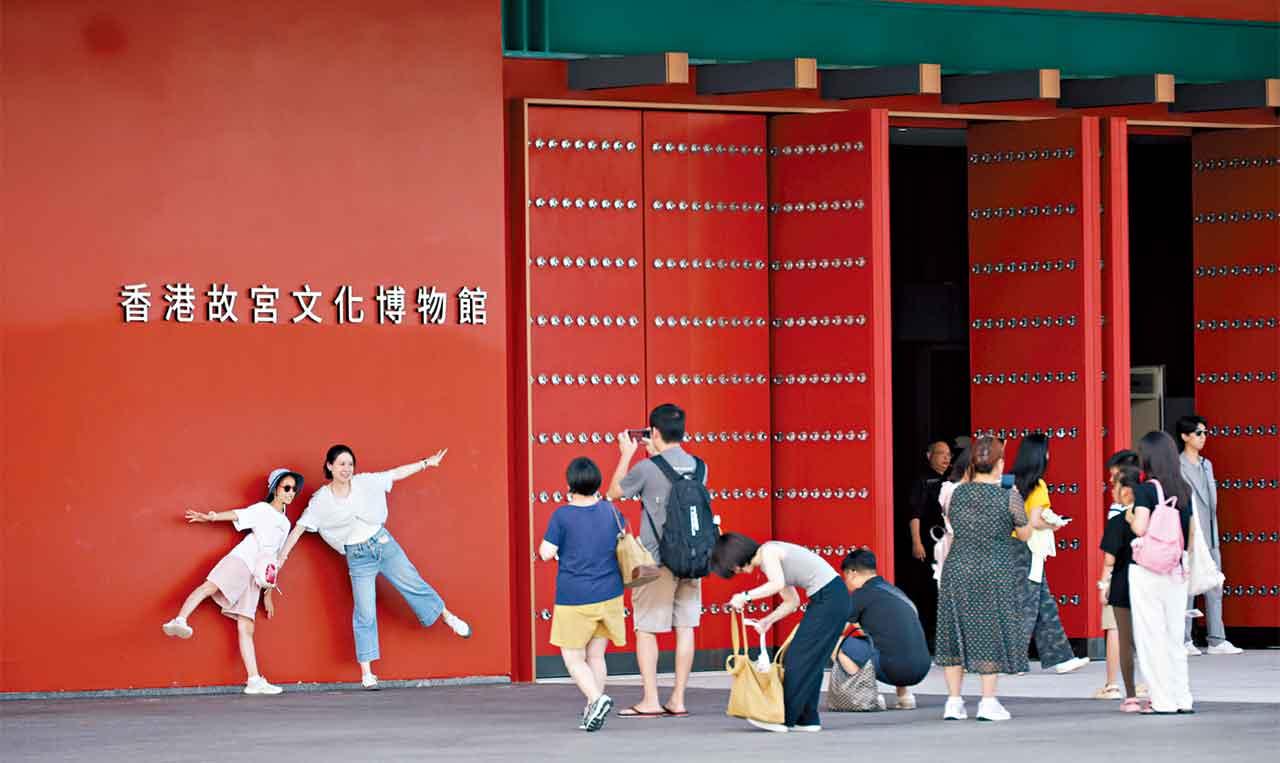 黃金周首5日已錄得102.2萬人次內地客訪港。(林俊源攝)