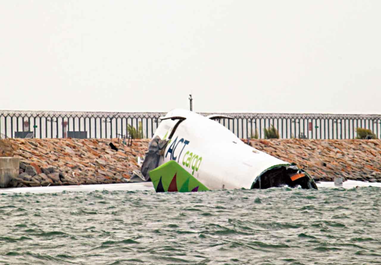 失控墮海貨機為波音744型號。