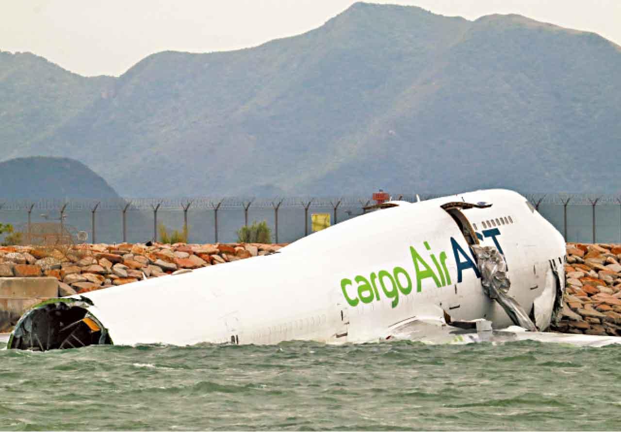 貨機意外後斷開兩截。