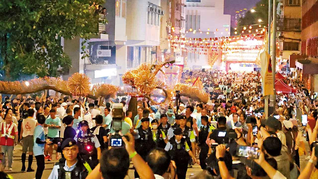 全長67米的火龍穿梭銅鑼灣大坑的大街小巷。(吳康琦攝)