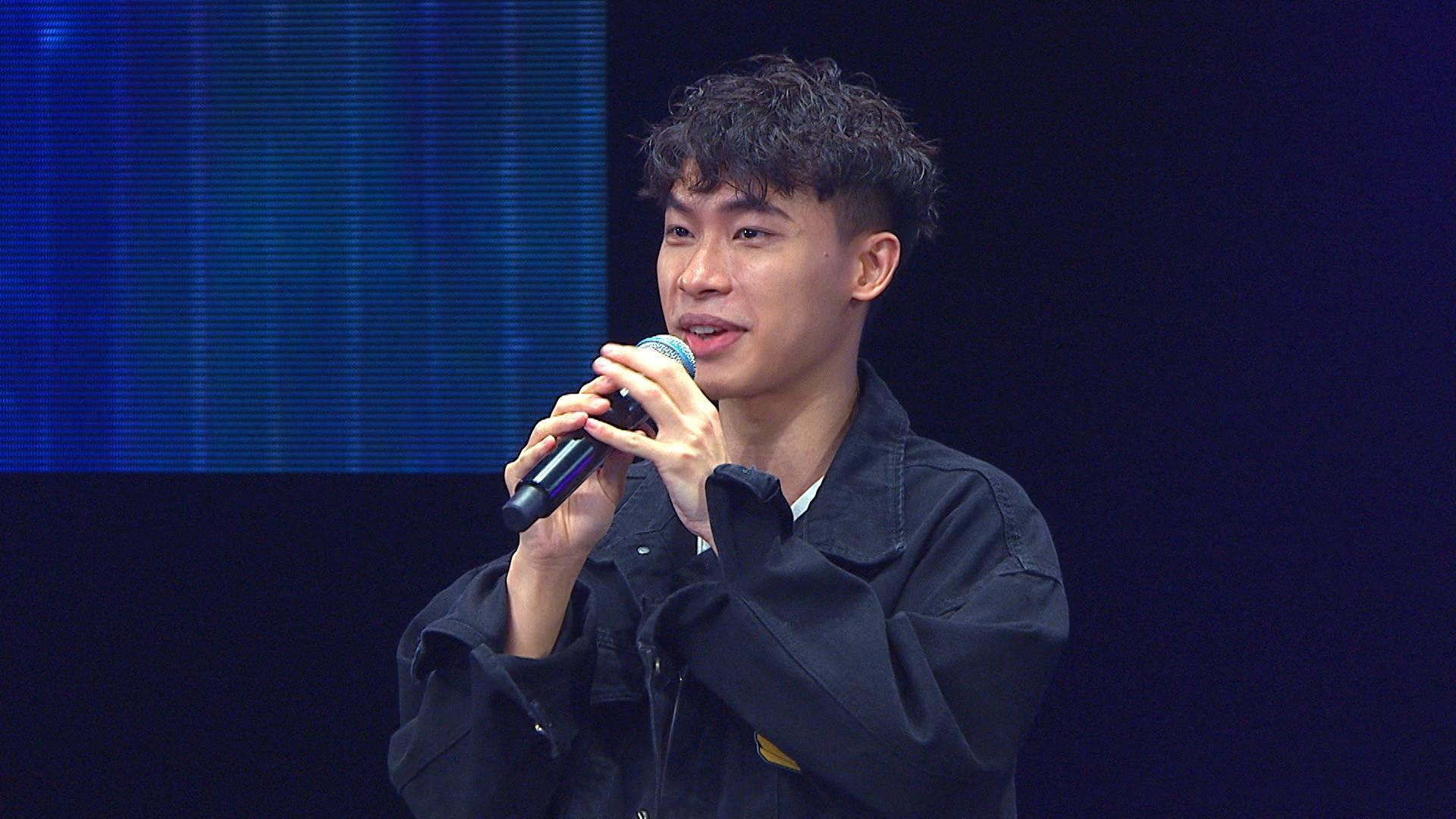 20號參賽者Winson以3盞藍燈晉級加入Gin Lee一組。