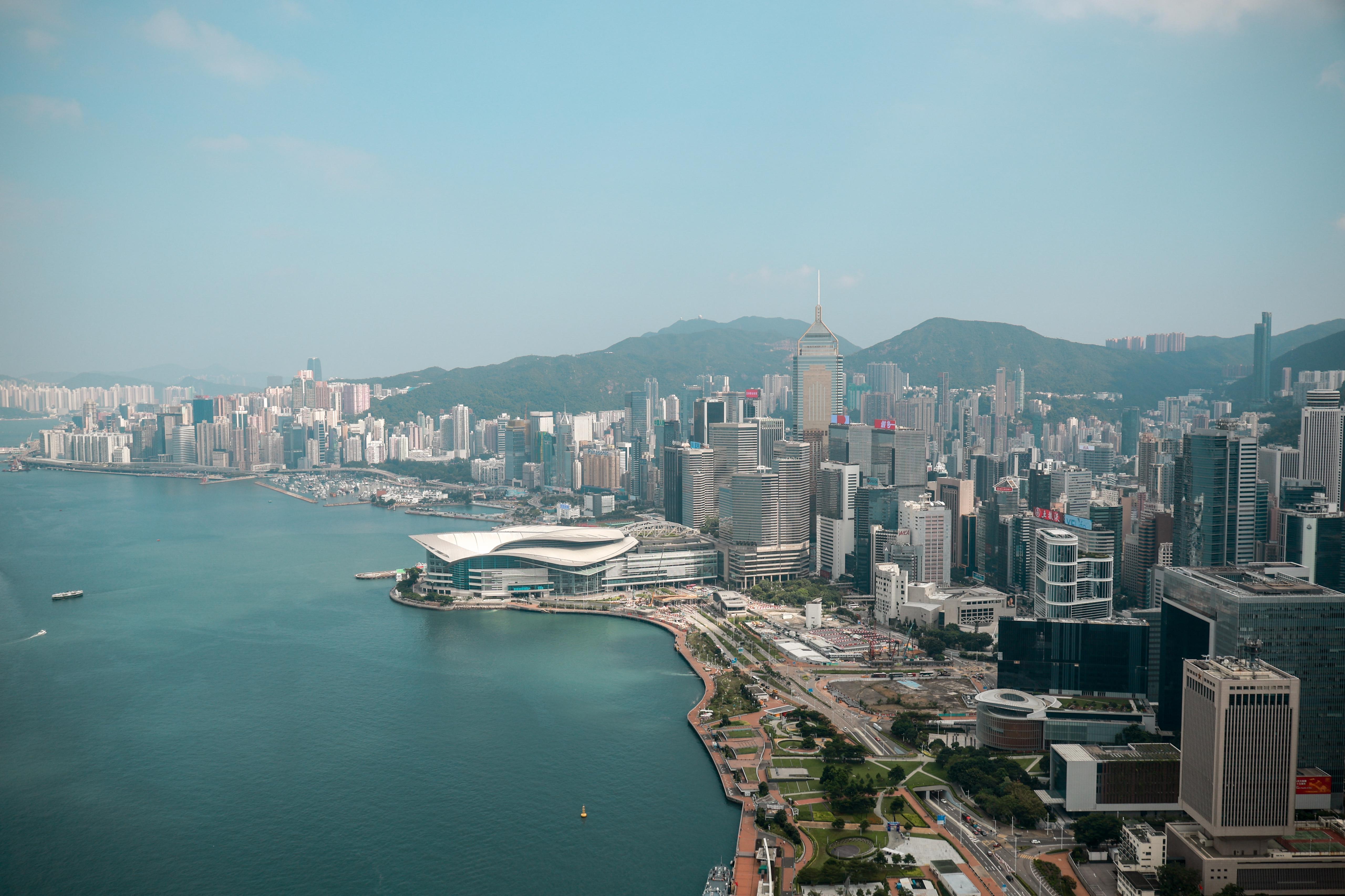 美國進一步減息,對香港股市和樓市有何影響?(資料圖片)