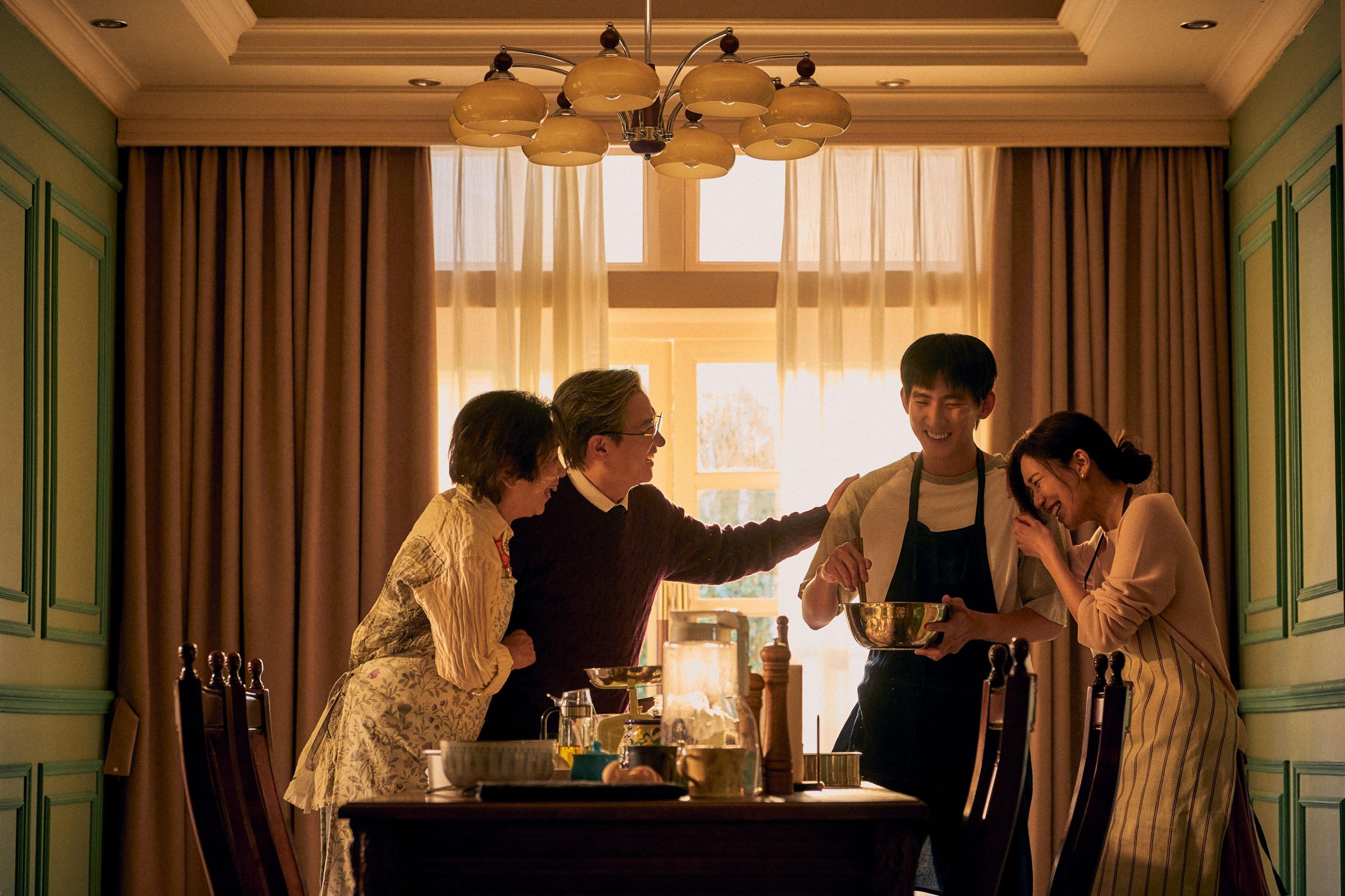 張家輝在《絕命法官》為保護兒子,犧牲了周漢寧。(劇照)