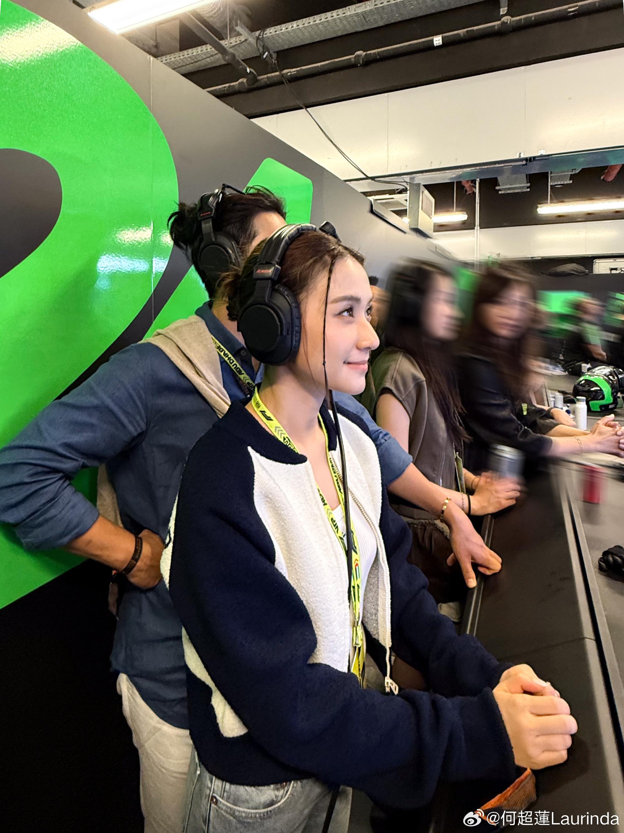 何超蓮身後的是竇驍,去年12月中二人一齊到中東出席賽車活動。