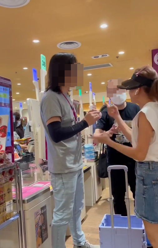 戴帽婦人向職員們投訴對方行為並直言,「宜家係佢有問題呀」。(Threads)