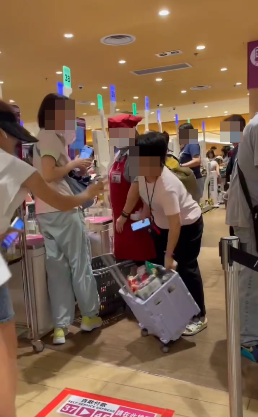影片中可見一名短髮婦人與後方戴帽婦人起爭執,站在自助付款機前的短髮婦人率先動手,單手掀翻後方戴帽婦人的買餸車。(Threads)
