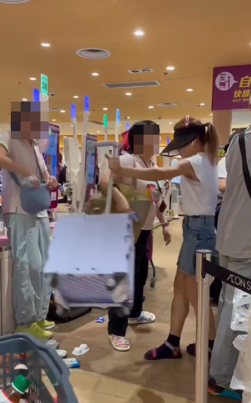 影片中可見一名短髮婦人與後方戴帽婦人起爭執,站在自助付款機前的短髮婦人率先動手,單手掀翻後方戴帽婦人的買餸車。(Threads)