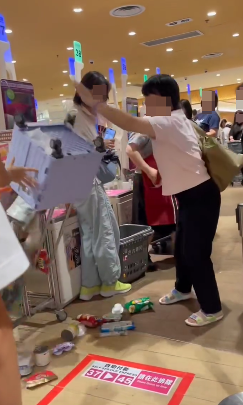 影片中可見一名短髮婦人與後方戴帽婦人起爭執,站在自助付款機前的短髮婦人率先動手,單手掀翻後方戴帽婦人的買餸車。(Threads)