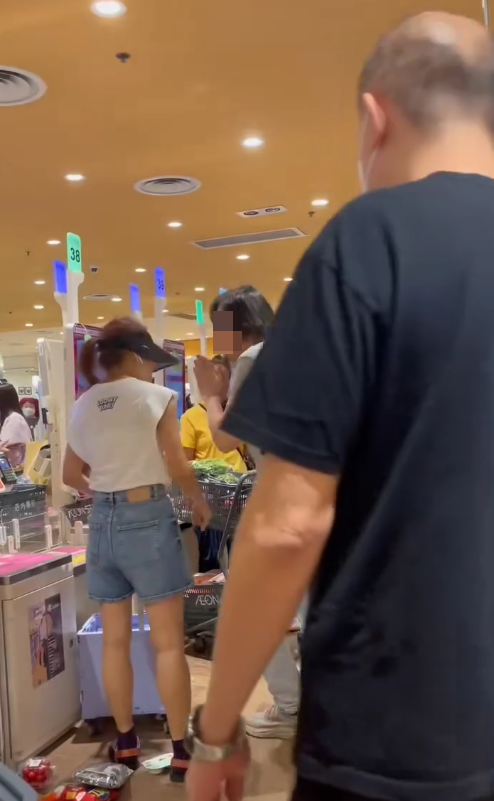 灰衣職員對戴帽婦人展示雙手合十,冀望能勸交。(Threads)