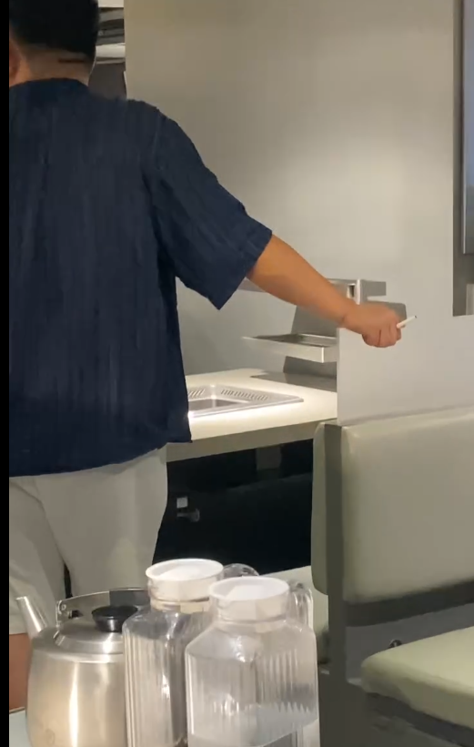 兩名男食客在餐廳內不斷吸煙,更有人手持香煙站在餐廳座位旁。(Threads)