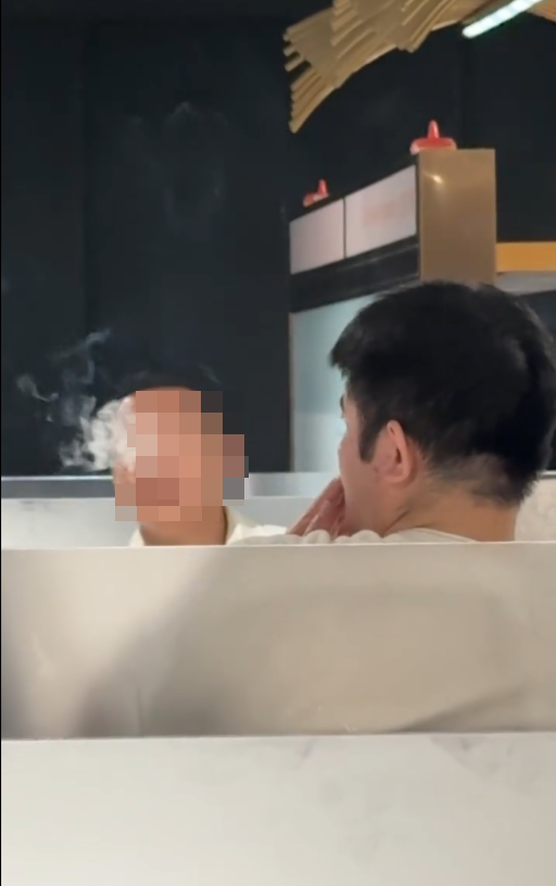 兩名男食客在餐廳內不斷吸煙。(Threads)