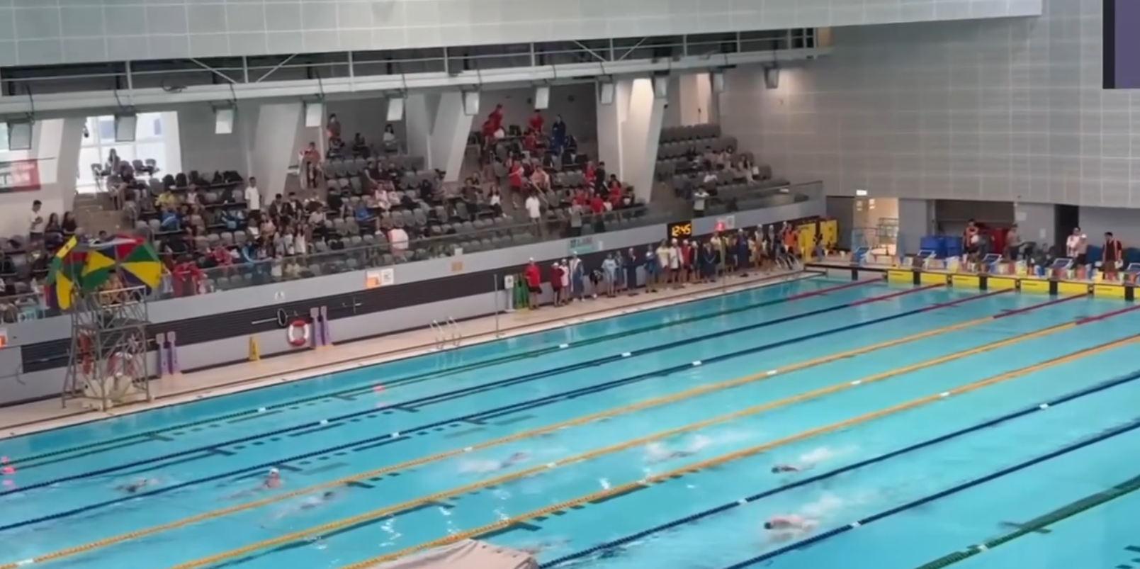 賽事出現罕見一幕,女、男子在同一泳池同時比賽,險些迎面「碰撞」。(Threads)