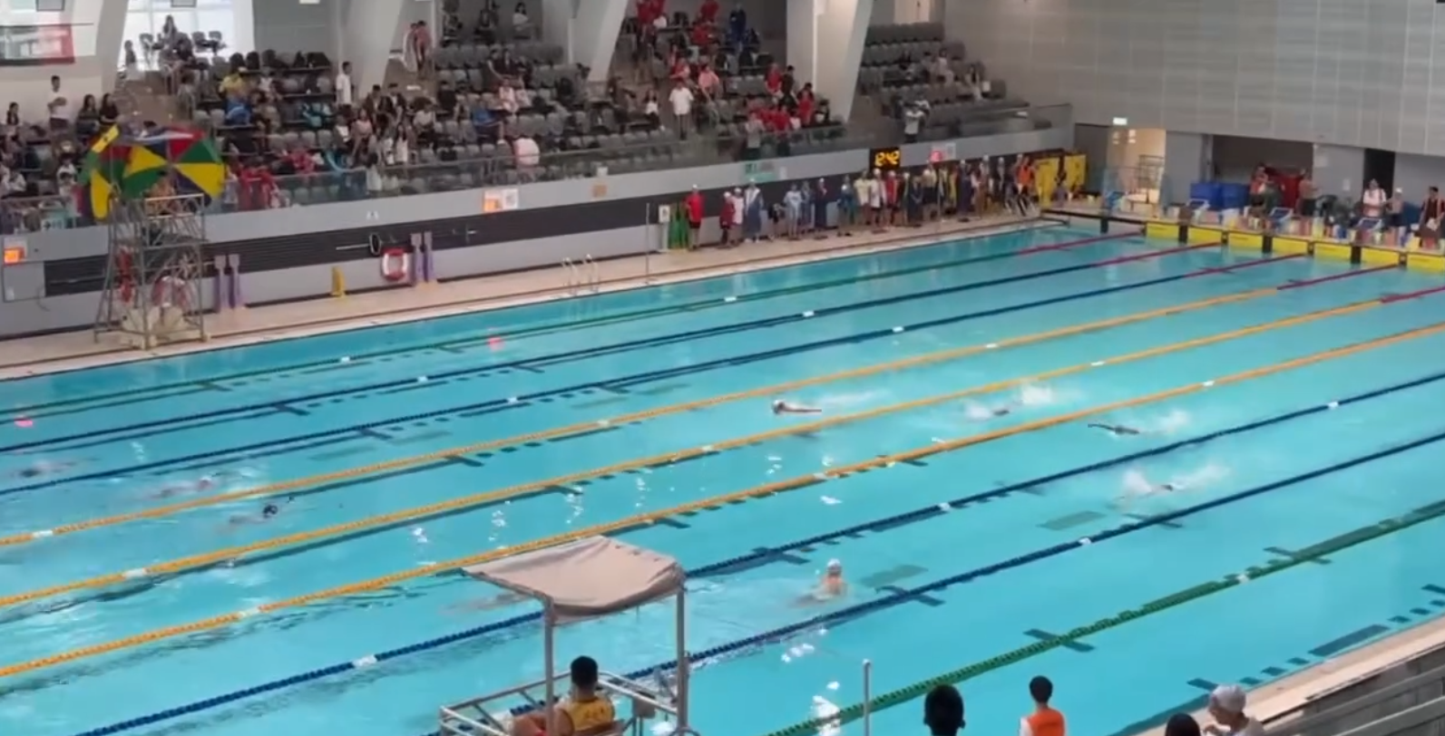 賽事出現罕見一幕,女、男子在同一泳池同時比賽,險些迎面「碰撞」。(Threads)