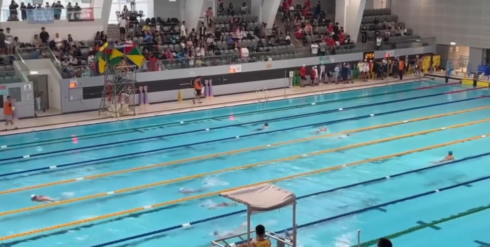賽事出現罕見一幕,女、男子在同一泳池同時比賽,險些迎面「碰撞」。(Threads)