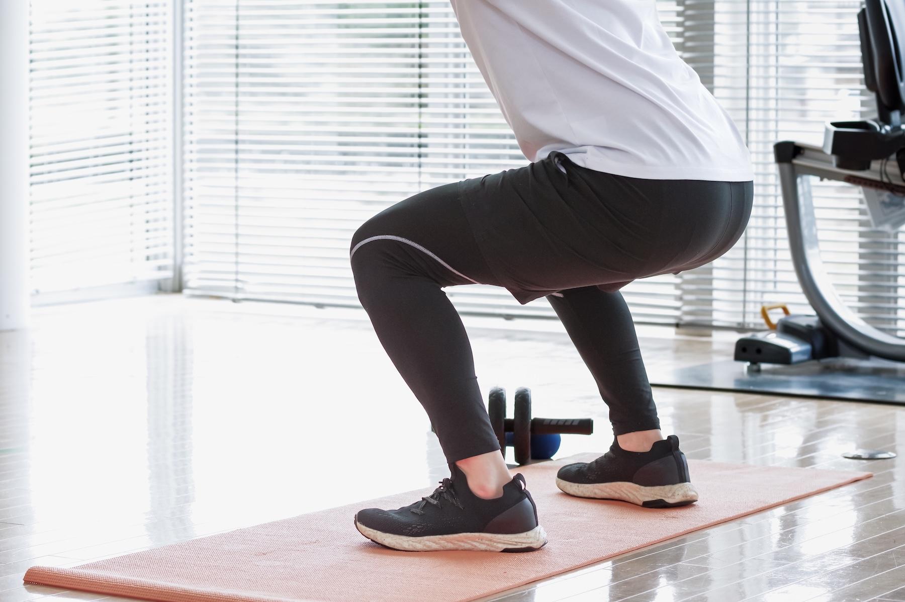 深蹲可強化股四頭肌,幫助穩定下肢與維持身體平衡,運動時應注意呼吸與姿勢,每天可進行兩次,若感覺疲勞就應適度休息,不要勉強。