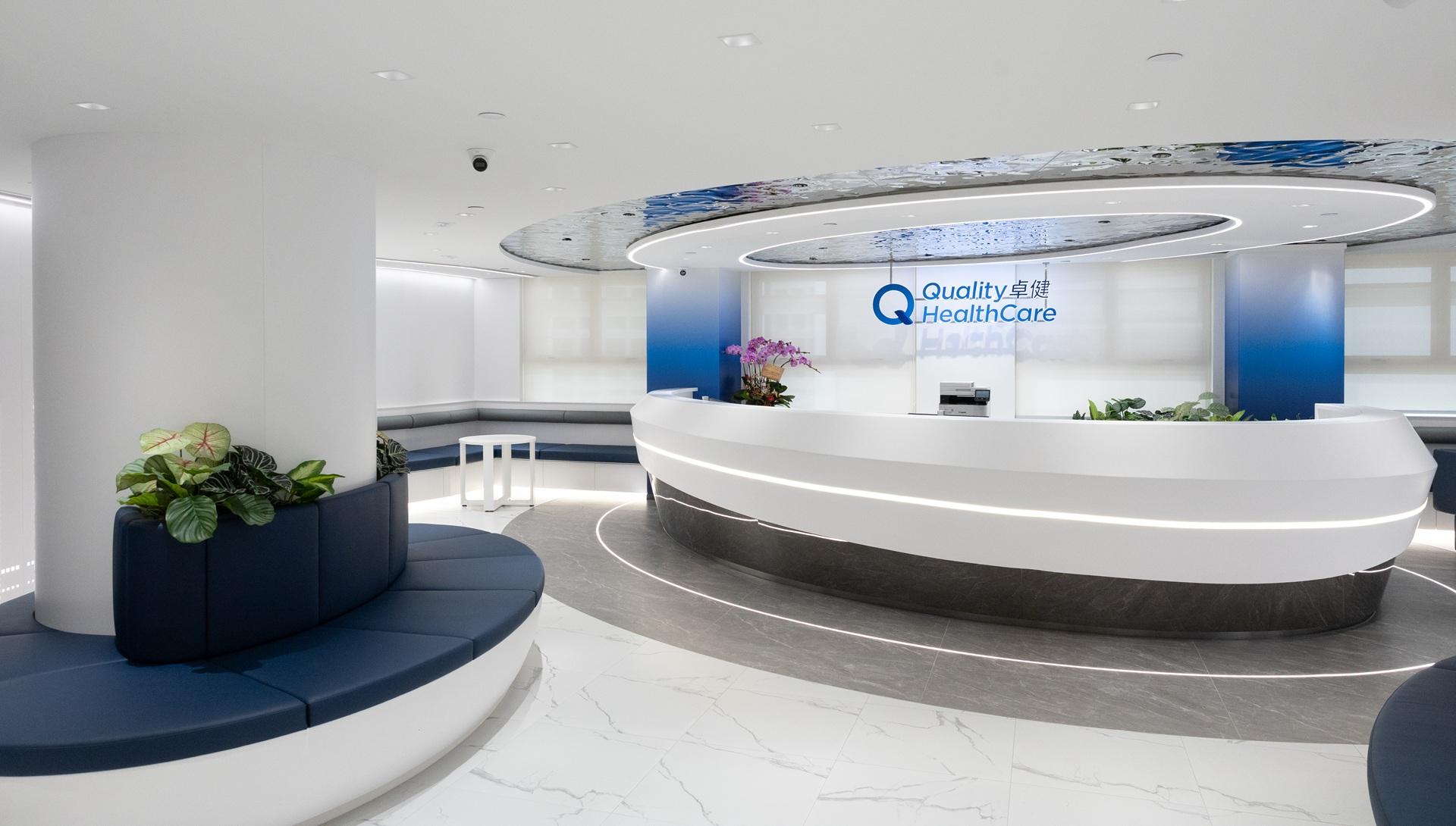 診所採用藍色柔和色調,營造出靜謐、舒適的環境,減低病人求診時的緊張心情。
