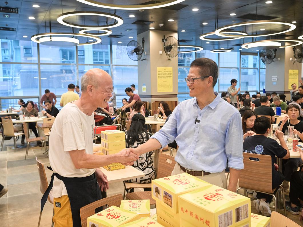 中秋前夕,陳茂波去到上環一家傳統粿品店購買傳統的潮州月餅。(財政司司長網誌)