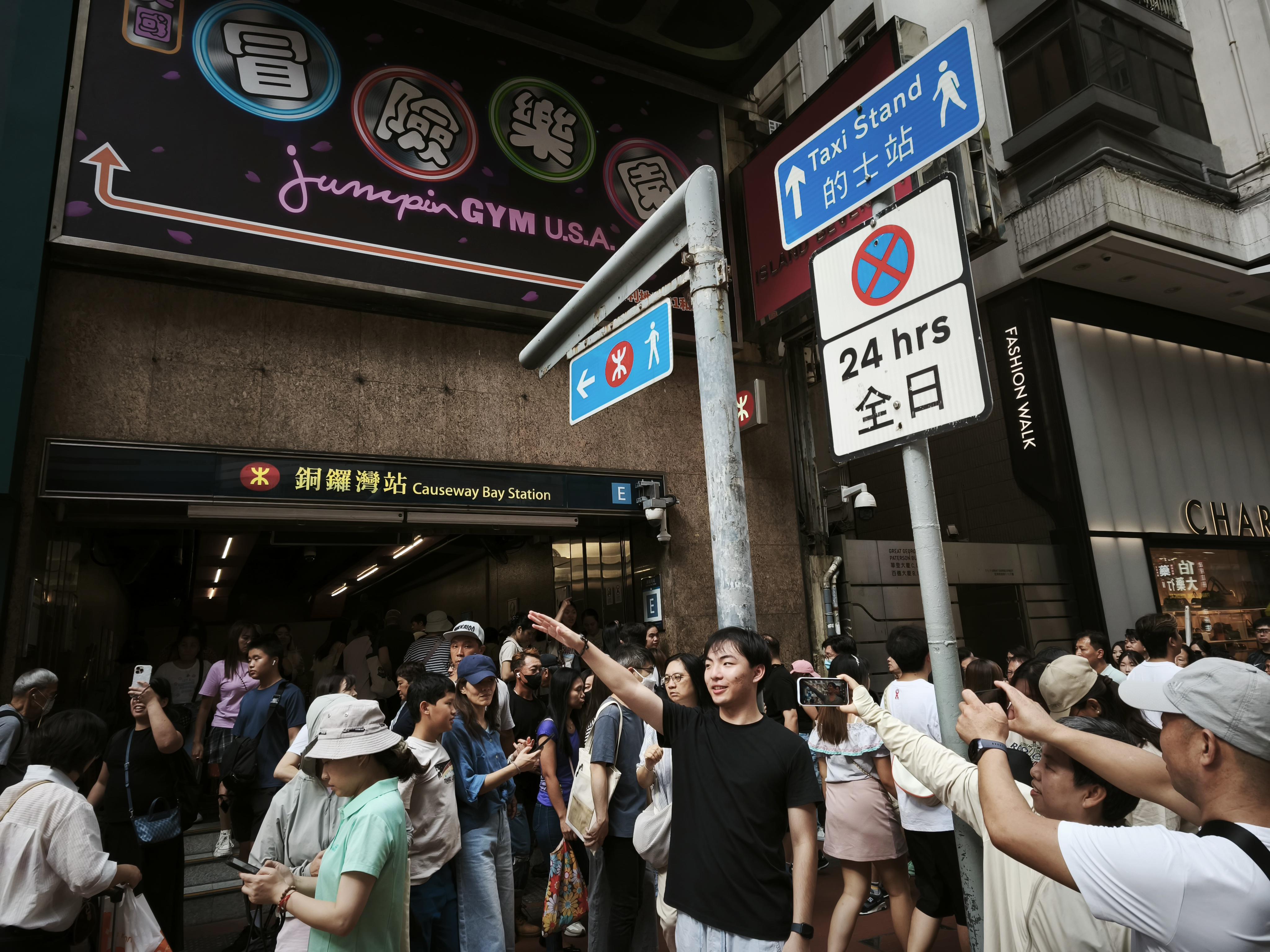 內地國慶黃金周假期,遊客在銅鑼灣遊覽。(中通社)