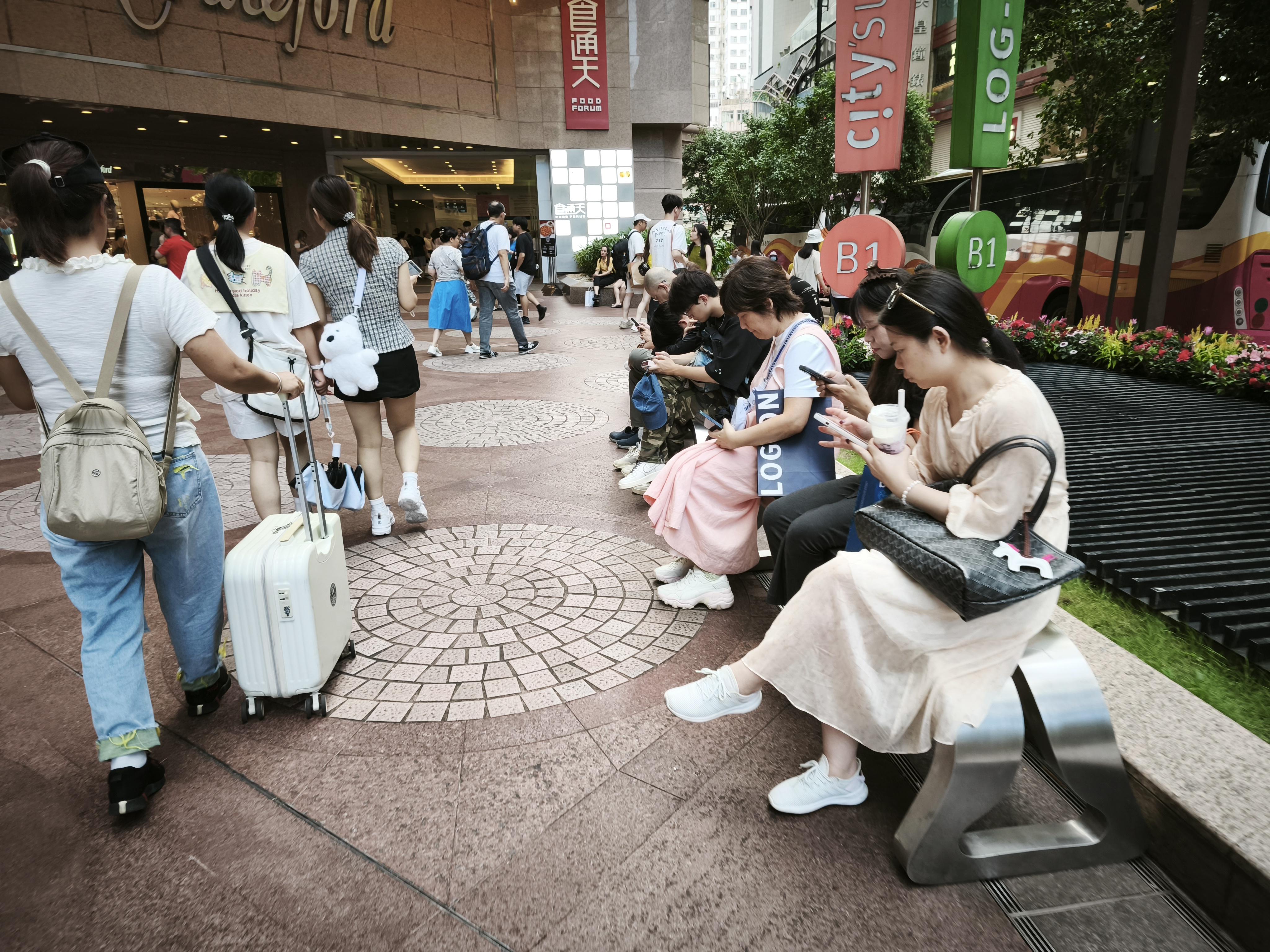 內地國慶黃金周假期,遊客在銅鑼灣遊覽。(中通社)