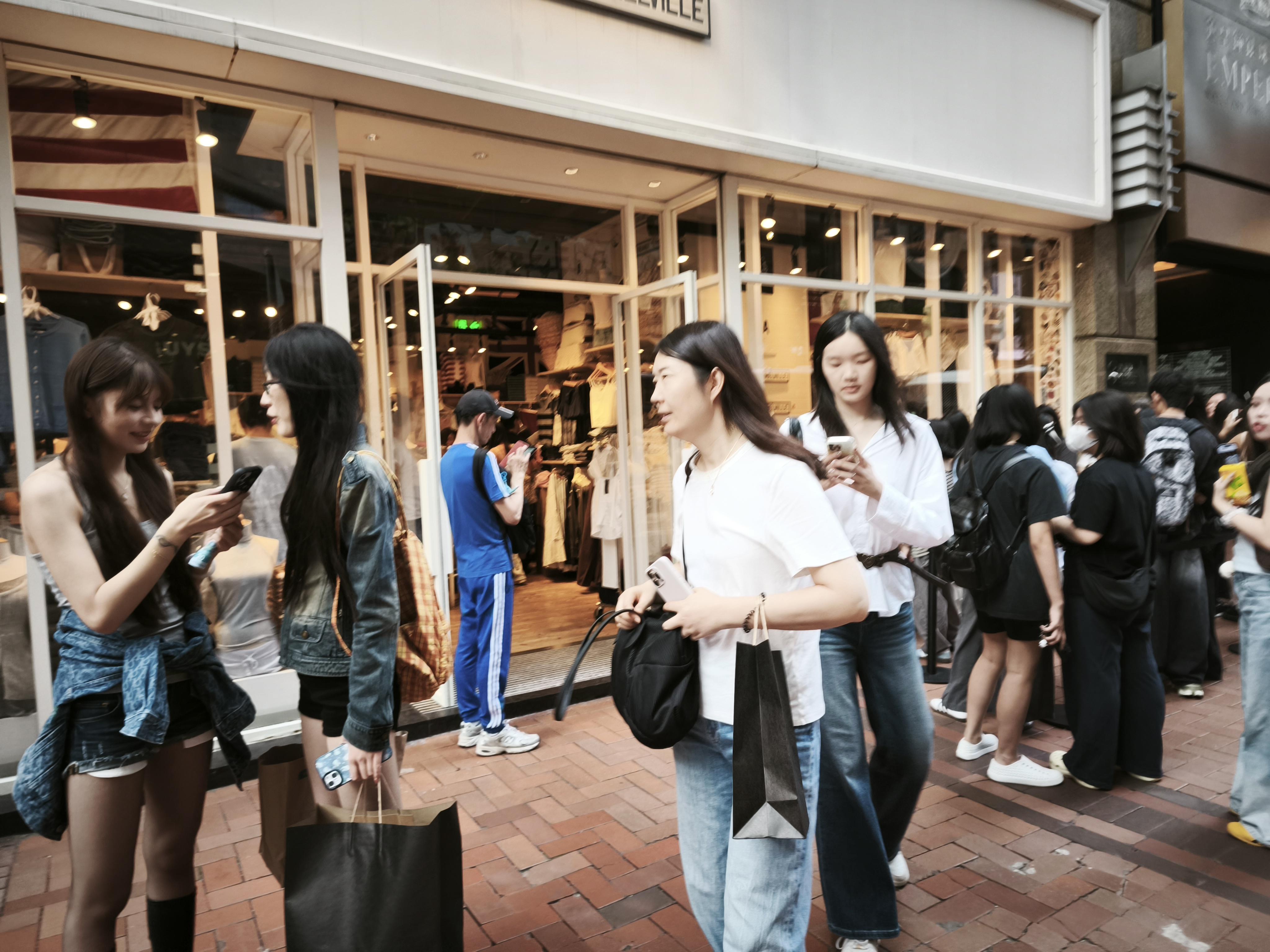 內地國慶黃金周假期,遊客在銅鑼灣遊覽。(中通社)