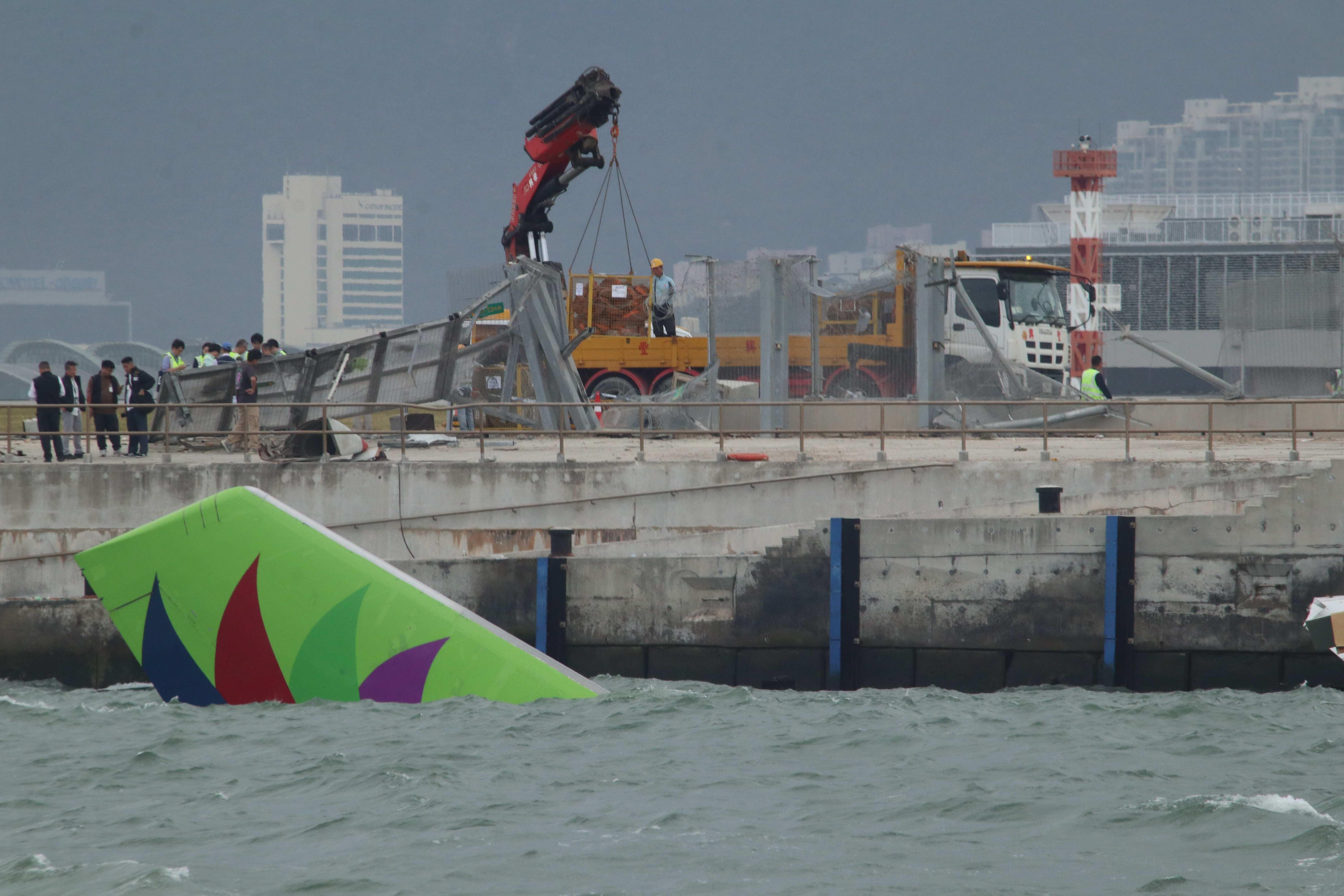 阿聯酋航空貨機撞巡邏車後滑出跑道墮海