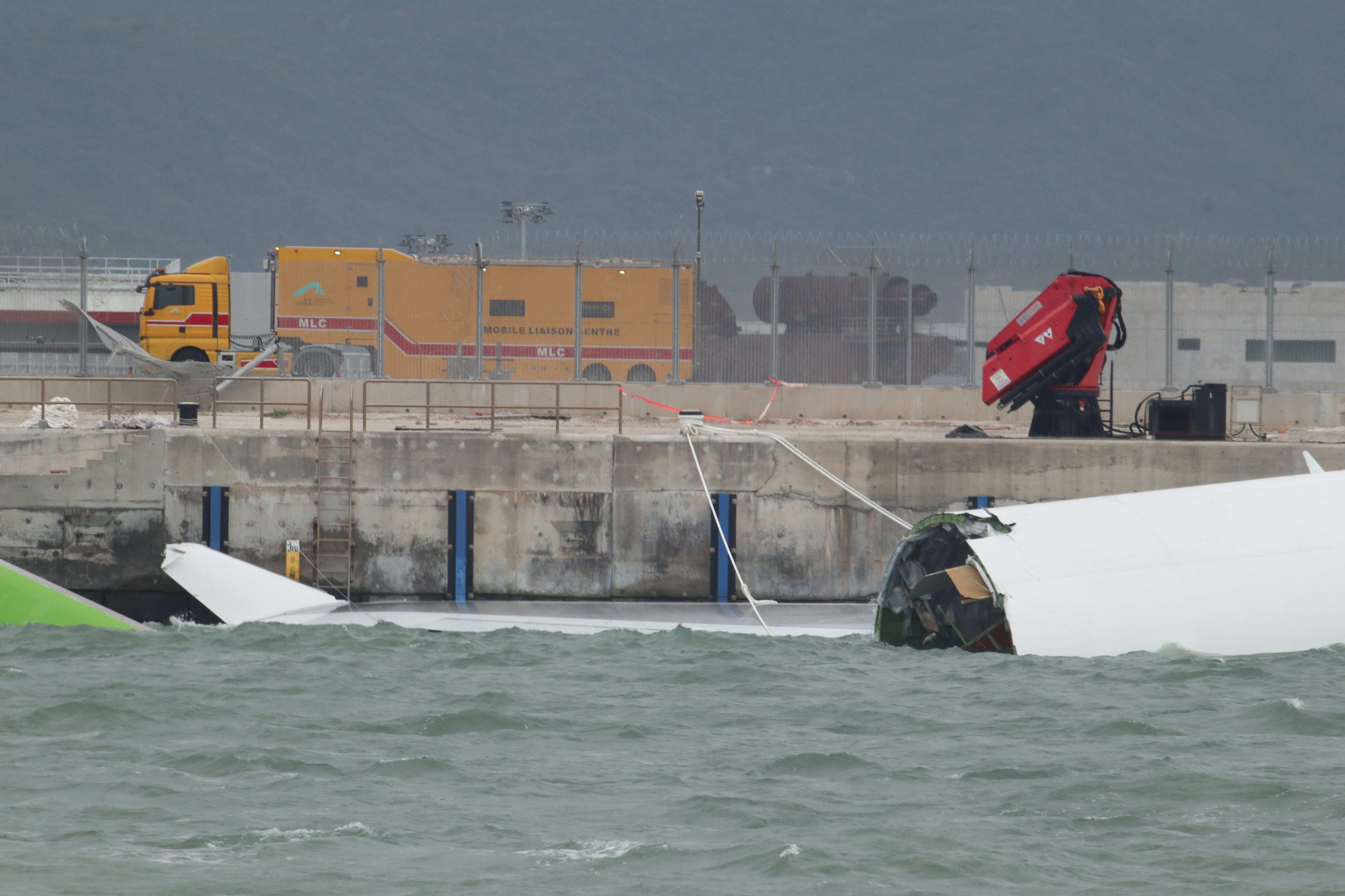 阿聯酋航空貨機撞巡邏車後滑出跑道墮海