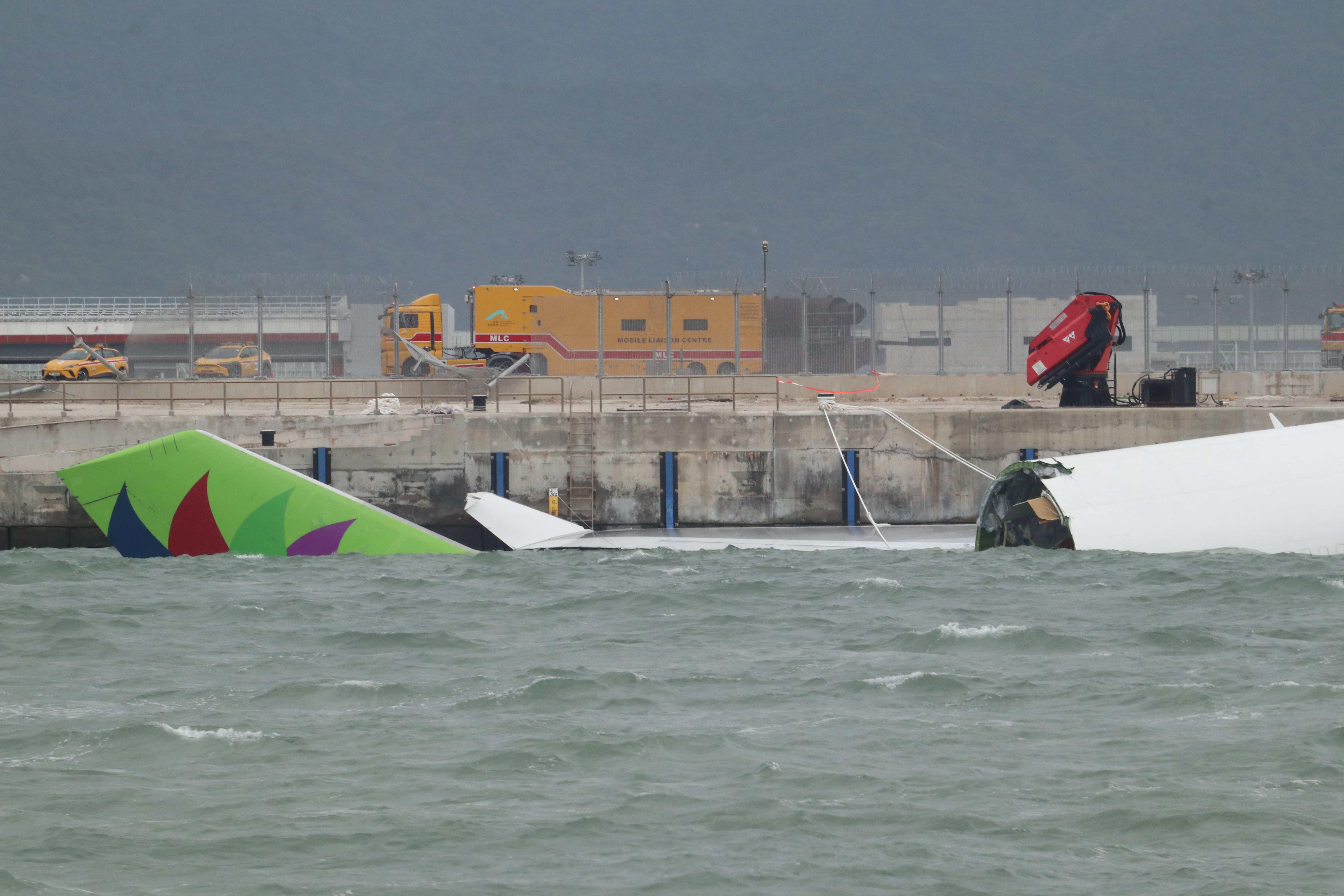阿聯酋航空貨機撞巡邏車後滑出跑道墮海