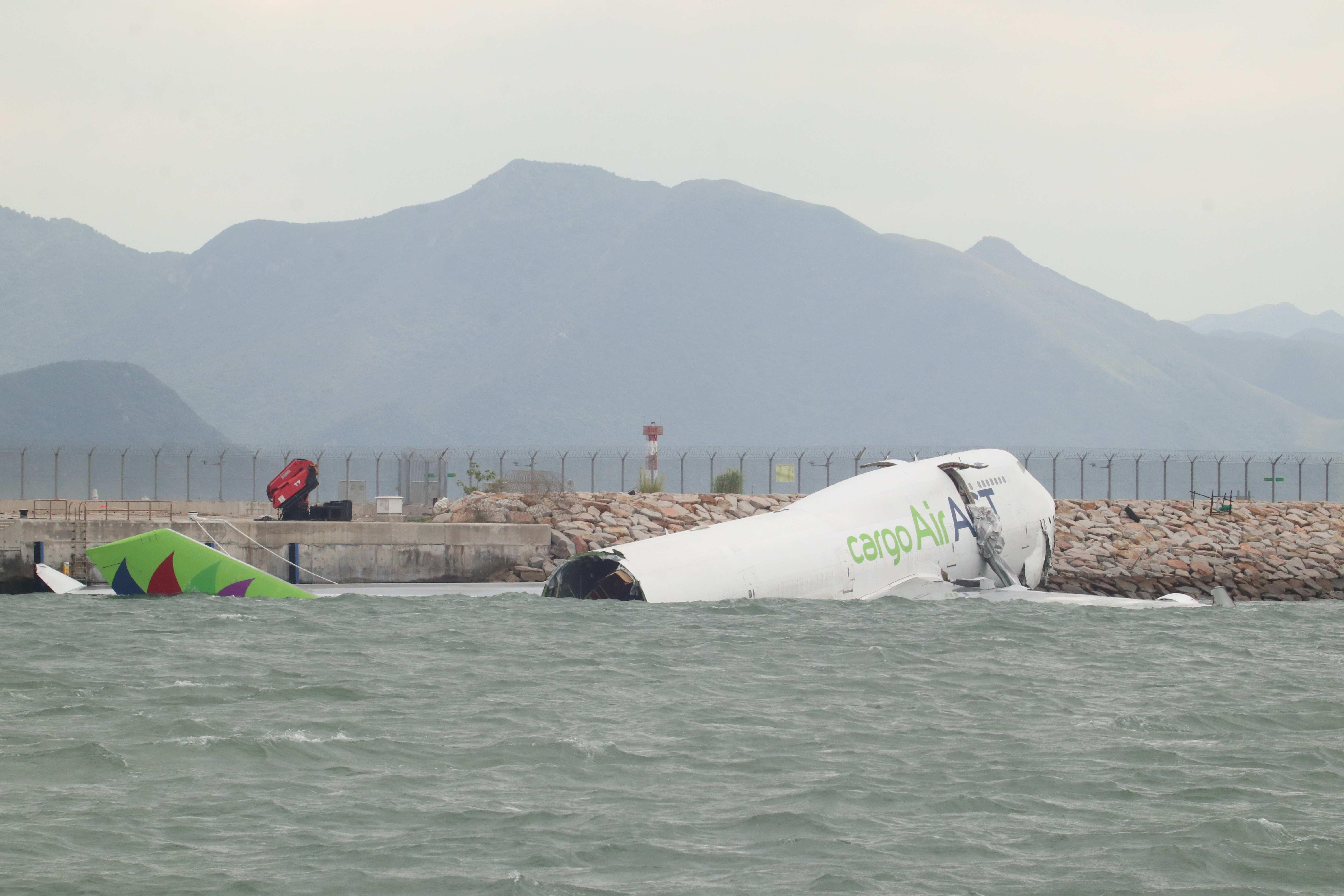阿聯酋航空貨機撞巡邏車後滑出跑道墮海