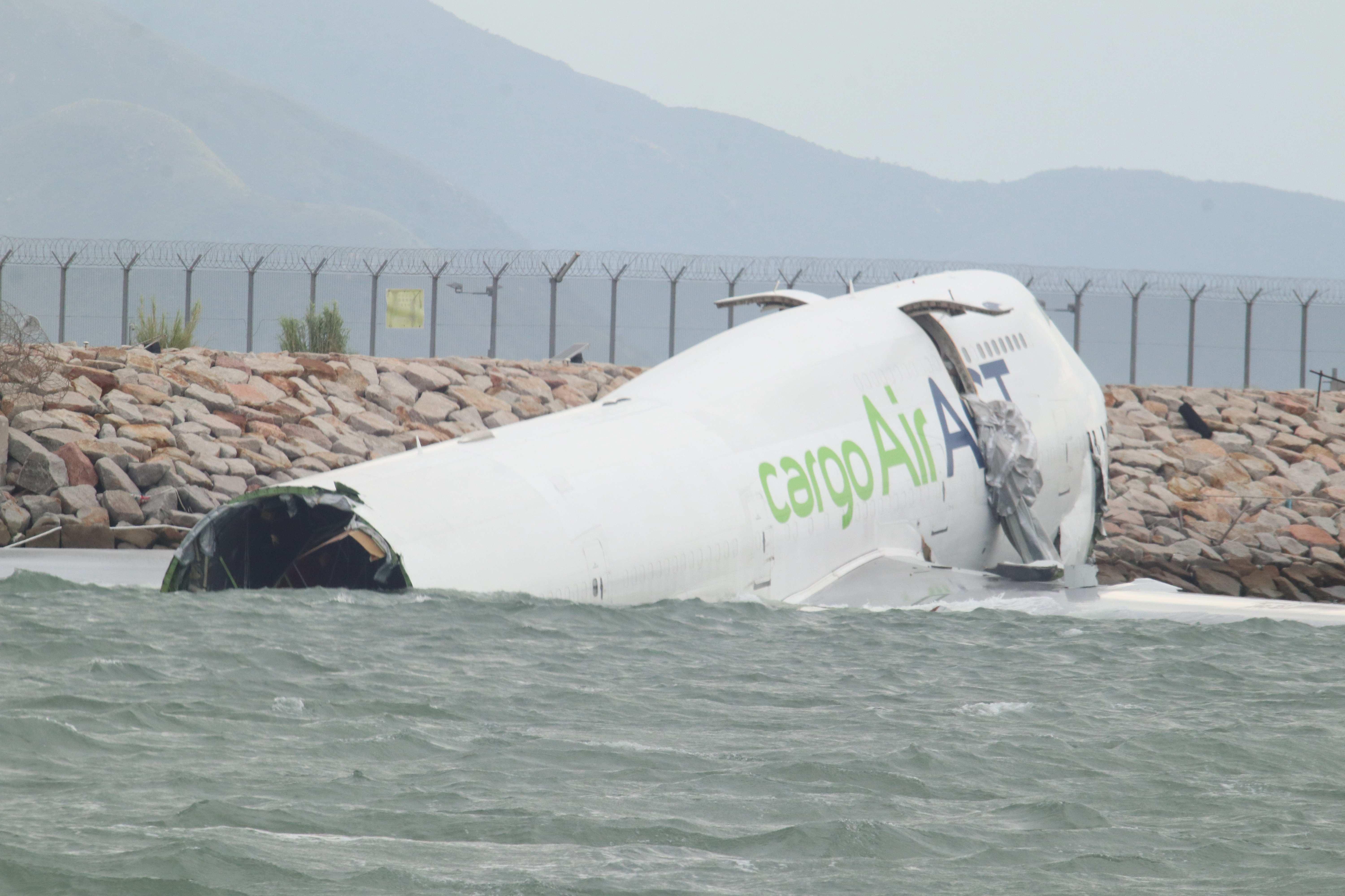 阿聯酋航空貨機撞巡邏車後滑出跑道墮海