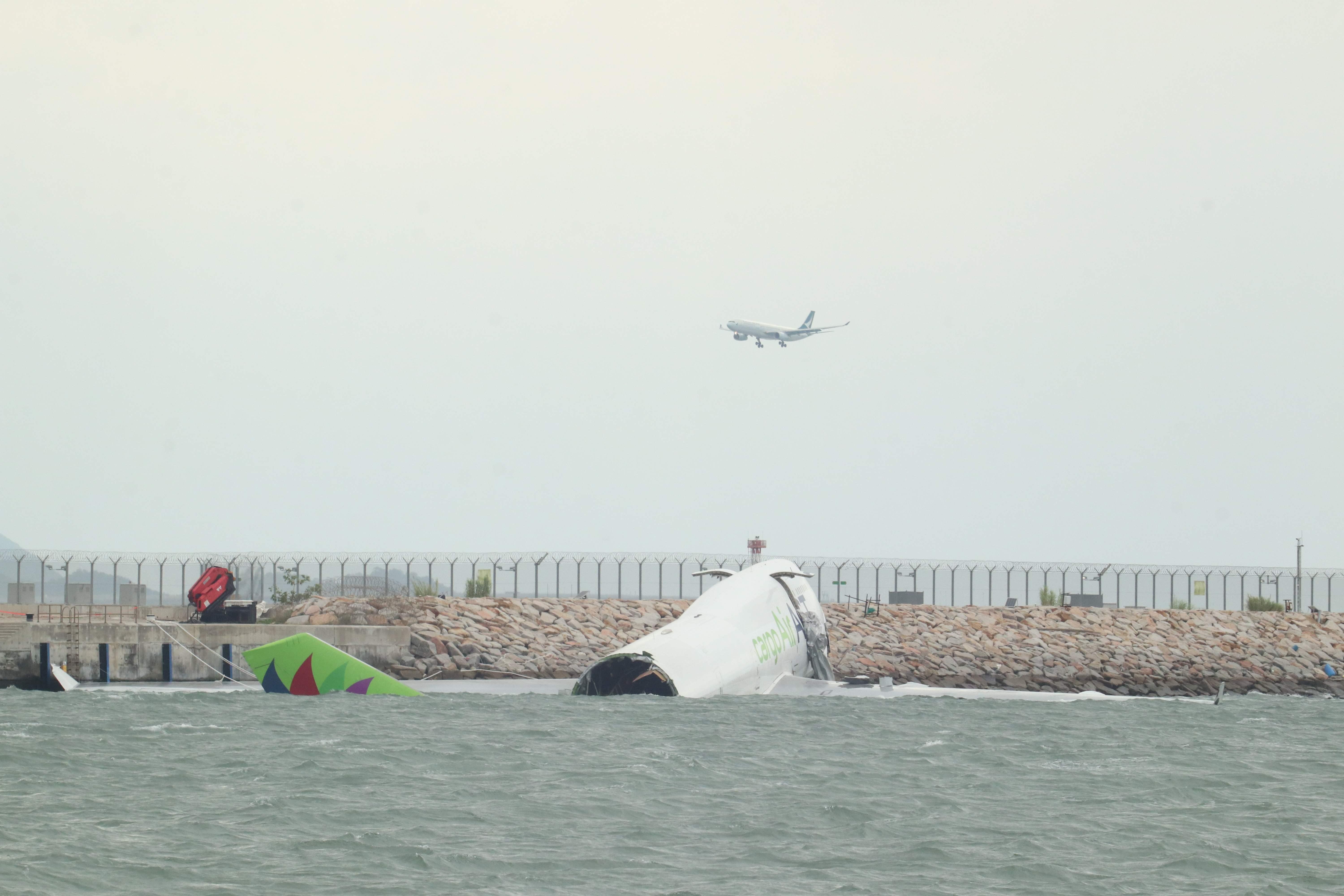 阿聯酋航空貨機撞巡邏車後滑出跑道墮海