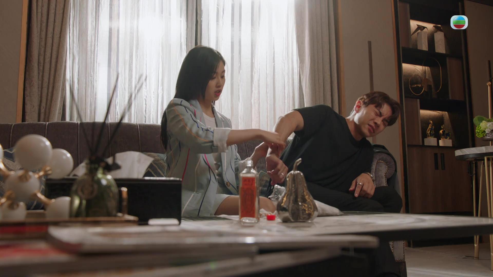 學賢扮痛整蠱高靜,高靜嬲豬都係好可愛。