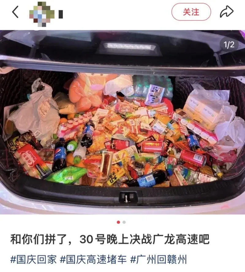 有司機在車尾箱準備大量食物及飲品,以應對塞車。(網上圖片)