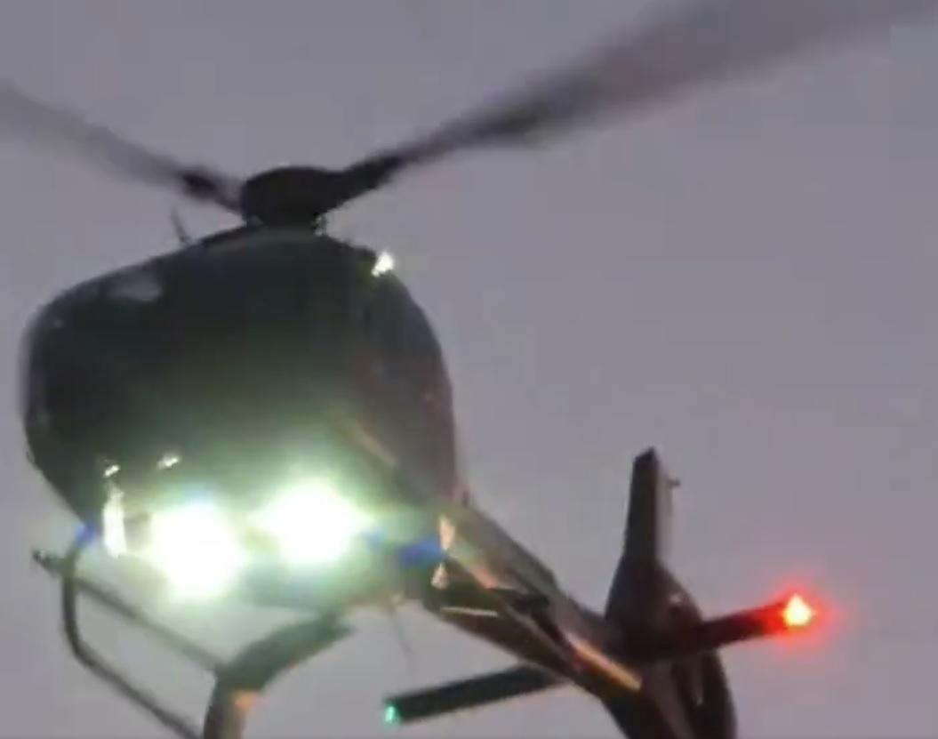 美國加州沙加緬度(Sacramento)一架醫療直升機在影片中愈來愈近地面。(影片截圖)