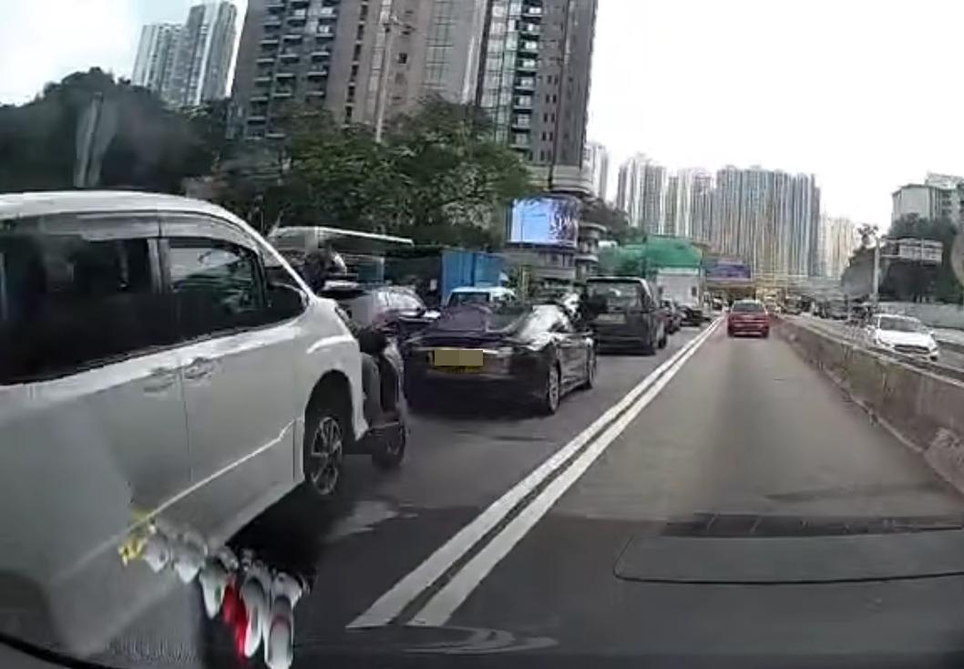 觀塘道發生驚險車禍。(fb「車cam L(香港群組)」圖片)