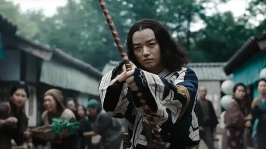 不同武士用不同武器,染谷將太演神箭手。