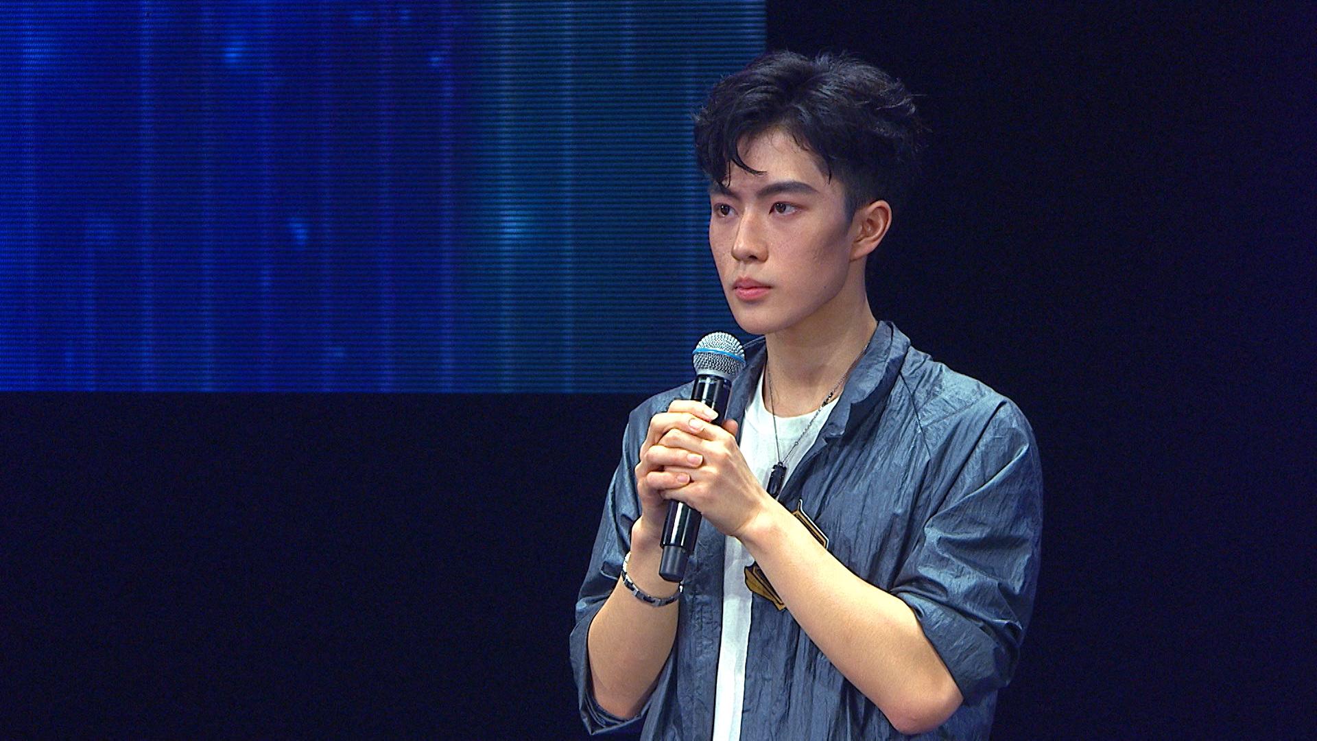 24號參賽者朗朗獲何爵天一盞藍燈跌入復活區。