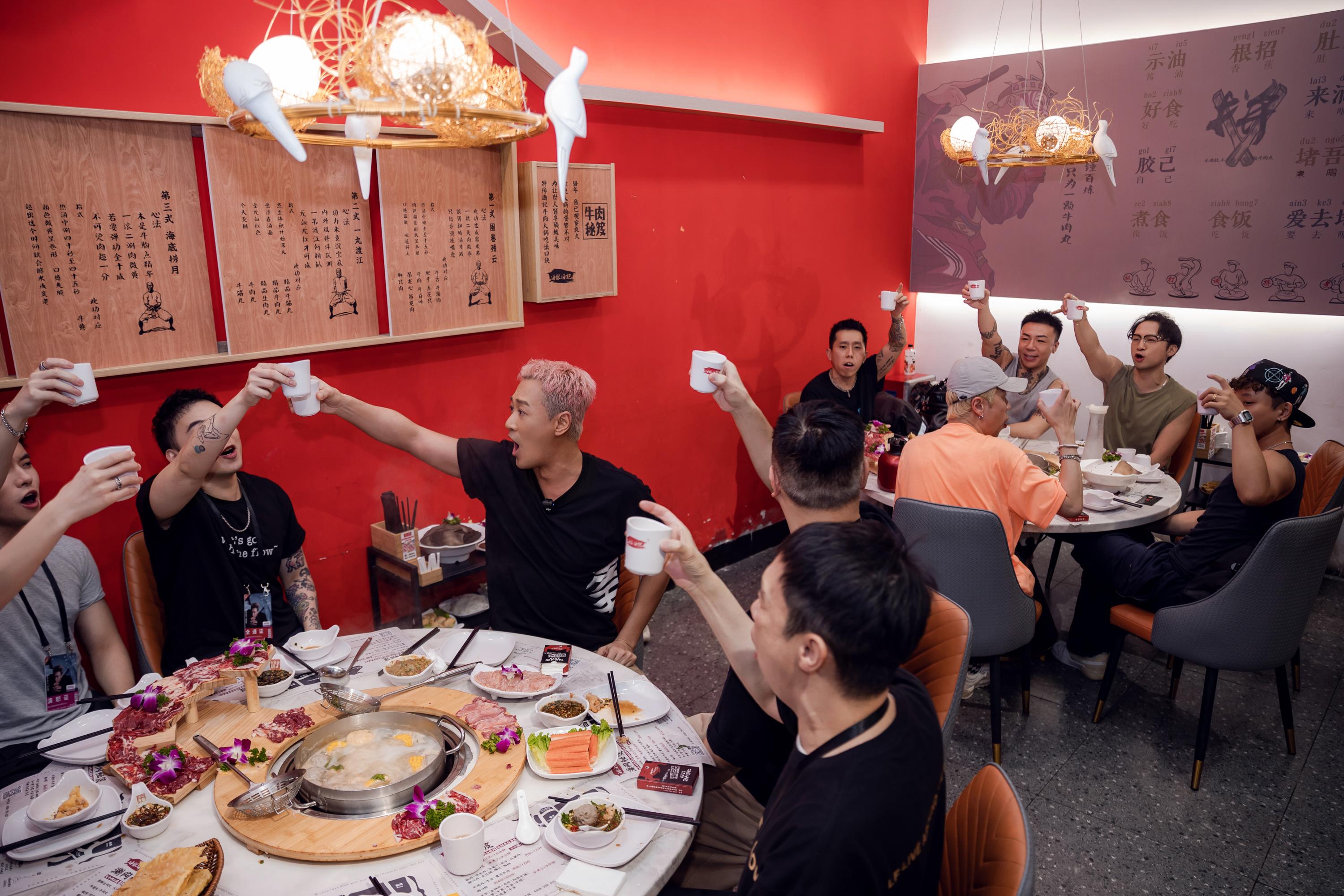 林峯表示今次巡演上海站,邀請到天后陳慧琳做嘉賓。