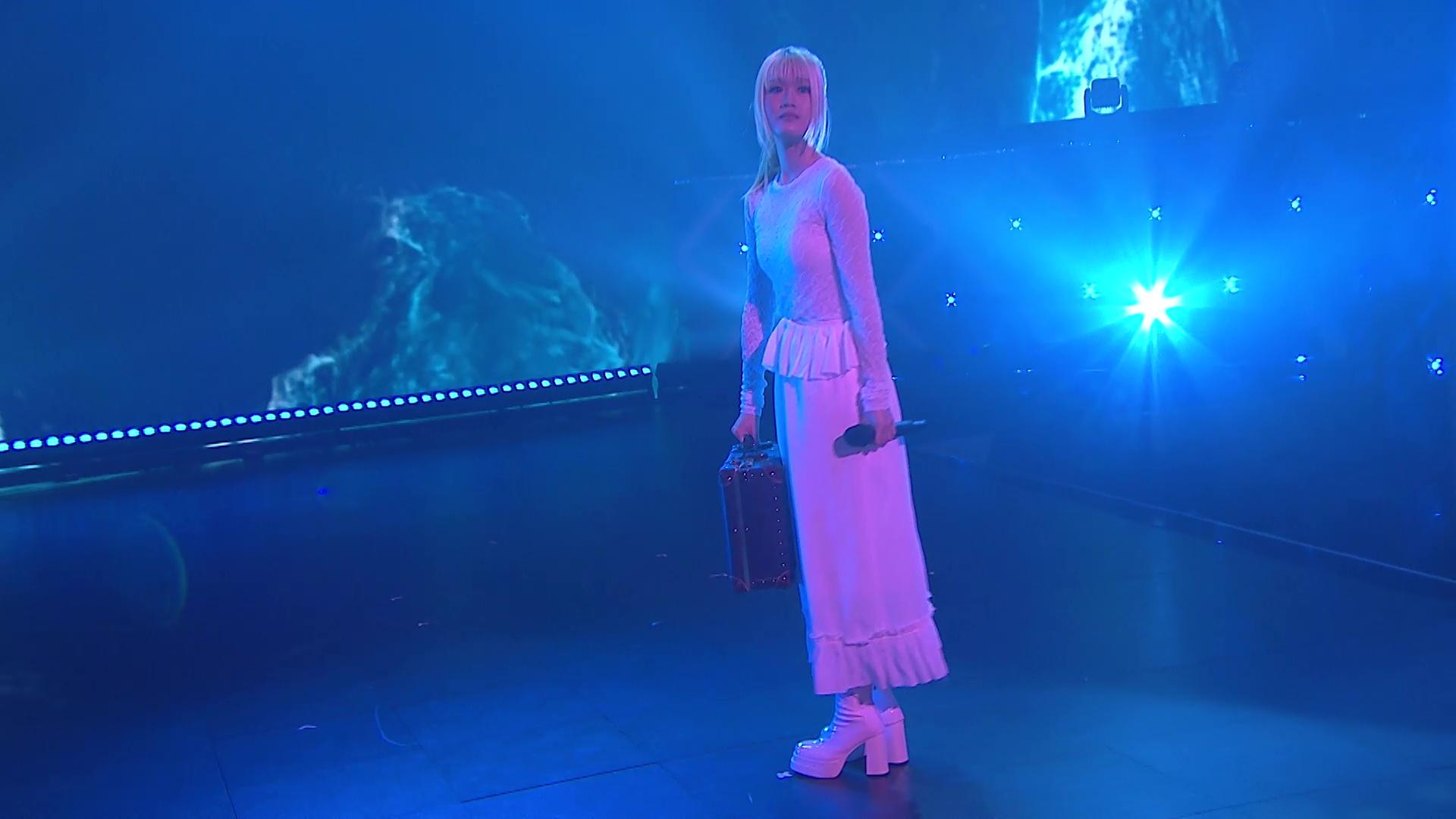 出名「靚聲」的布子,以一身全白長裙演唱。