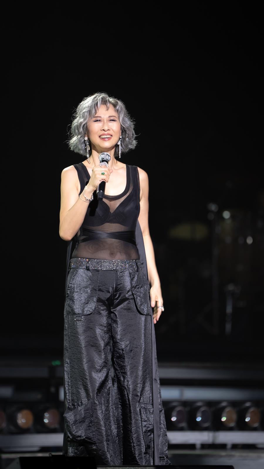 Sally脫去長褸露出黑色bra see through背心,完美身材即時引來全場暴動式尖叫!